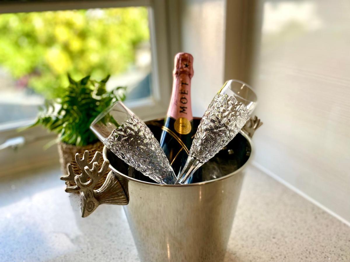 2 Min Walk To The Best Beach! Stunning Newly Refurbished Stylish 2 Bedroom Apartment! - Great Location - Free Parking - Fast Wifi - Smart Tv - Sleeps Up To 4! Close To Bournemouth & Poole Town Centre & Sandbanks Zewnętrze zdjęcie