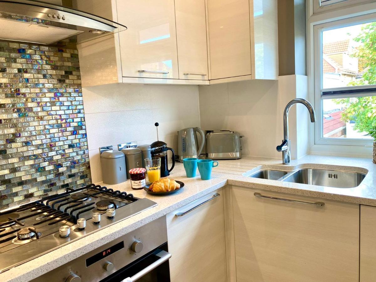2 Min Walk To The Best Beach! Stunning Newly Refurbished Stylish 2 Bedroom Apartment! - Great Location - Free Parking - Fast Wifi - Smart Tv - Sleeps Up To 4! Close To Bournemouth & Poole Town Centre & Sandbanks Zewnętrze zdjęcie